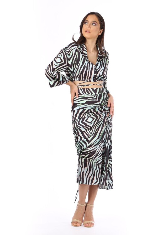 MODATALİKAnın Zebra Desenli Kadın İkili Takımı ile şıklığınızı bir üst seviyeye taşıyın.