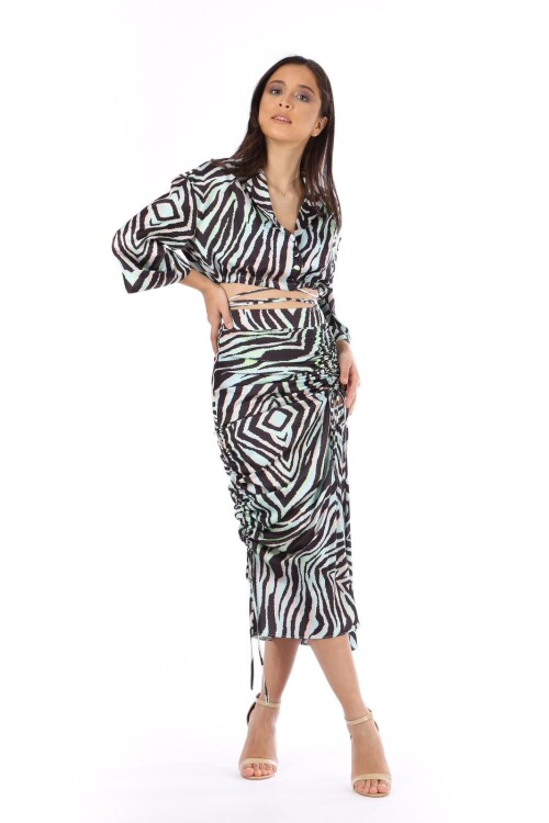 MODATALİKAnın Zebra Desenli Kadın İkili Takımı ile şıklığınızı bir üst seviyeye taşıyın.