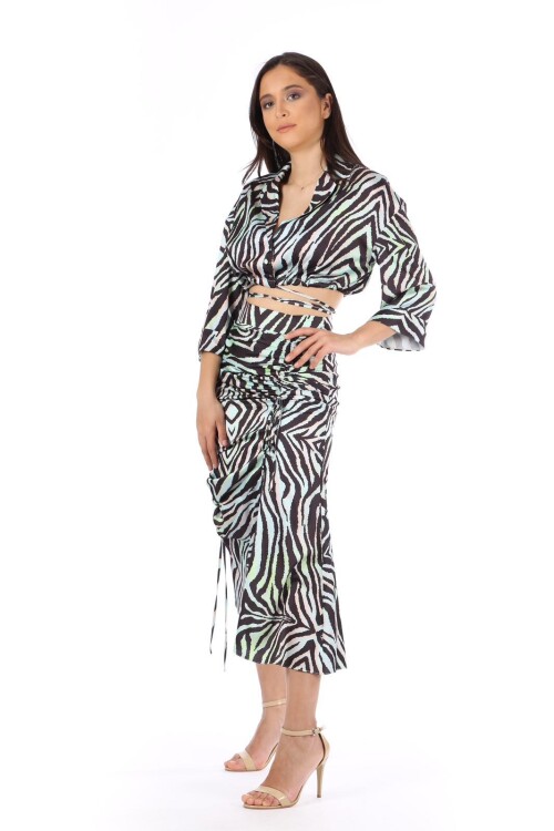 MODATALİKAnın Zebra Desenli Kadın İkili Takımı ile şıklığınızı bir üst seviyeye taşıyın.