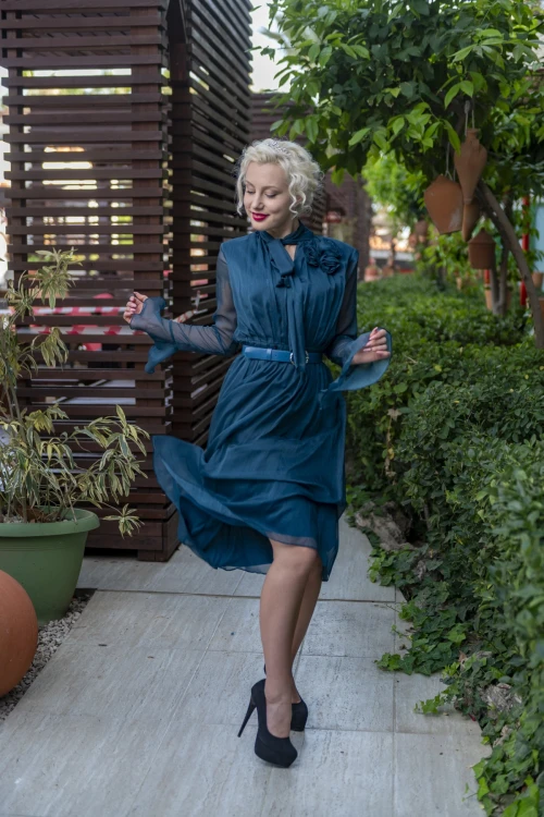 Modatalika Kadın Şifon Kumaş Dijital Puantiye Baskı Çiçek Gül Aksesuar Detaylı Midi Kemerli Elbise