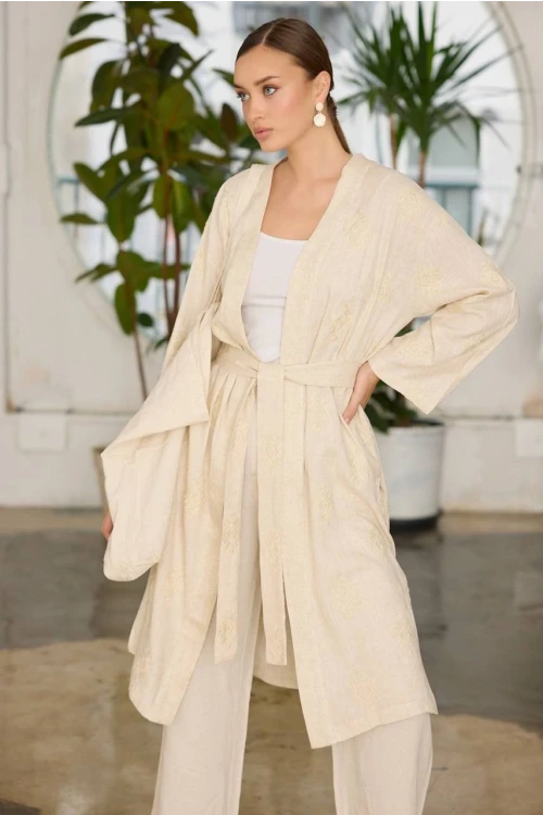 Şıklık Ve Konforun Mükemmel Uyumu: Krem İşlemeli Kimono İle Tarzınızı Baştan Yaratın!