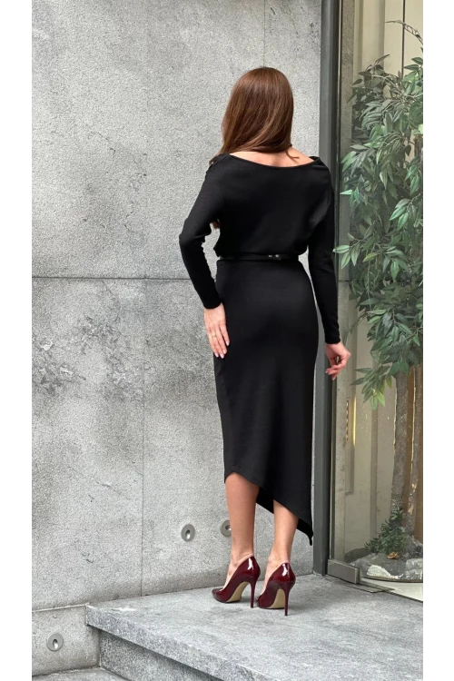 Trend Kadın Bu göz Alıcı Siyah Elbise, Modern Ve Zarif Tasarımı İle Fark Yaratıyor.