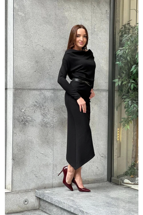 Trend Kadın Bu göz Alıcı Siyah Elbise, Modern Ve Zarif Tasarımı İle Fark Yaratıyor.