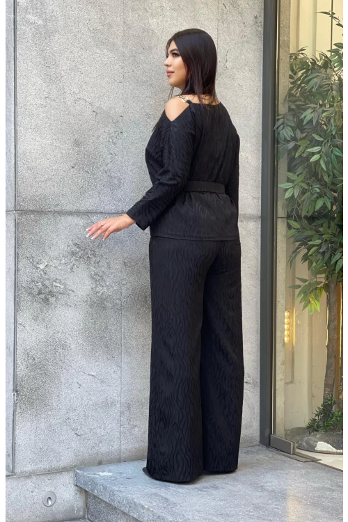 Trend Kadın Büyük Beden Yeni Sezon: Jakarlı Omuz Dekolteli, Aksesuarlı İkili Takım