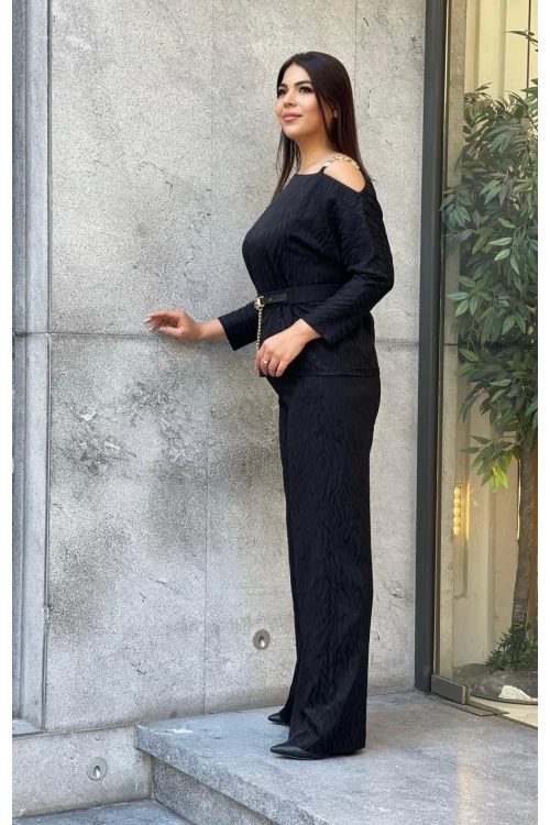 Trend Kadın Büyük Beden Yeni Sezon: Jakarlı Omuz Dekolteli, Aksesuarlı İkili Takım