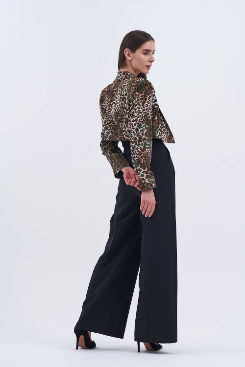 Trend Kadın Leopar Desenli Ceket Ve Siyah Tulum Kombinasyonu