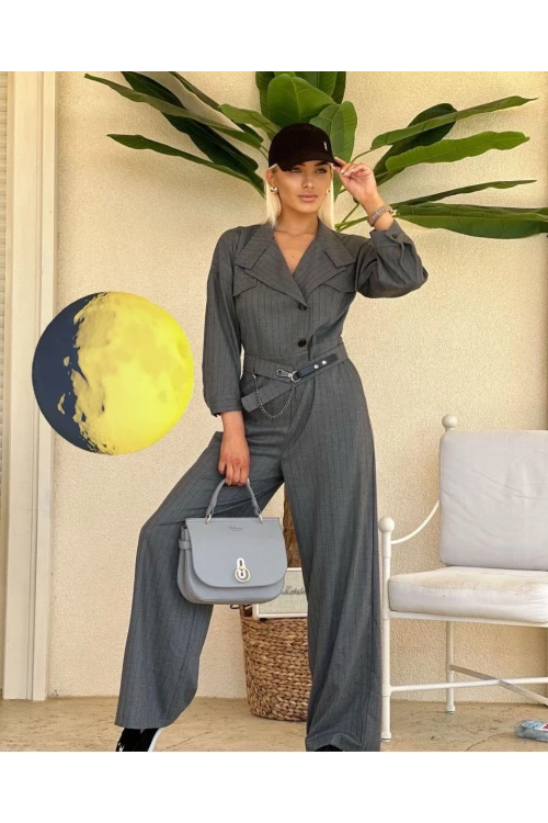 Trend Kadın Simli çizgiler ve asimetrik yaka bir arada! Truvakar kollu, kemerli tulumla fark yarat.