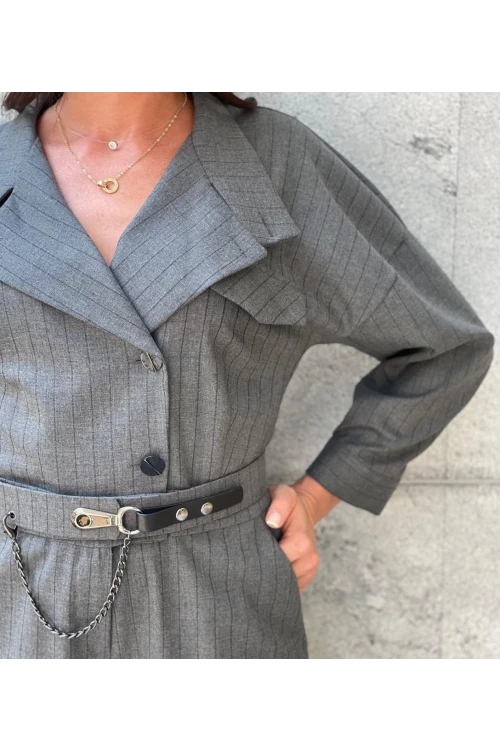 Trend Kadın Simli çizgiler ve asimetrik yaka bir arada! Truvakar kollu, kemerli tulumla fark yarat.