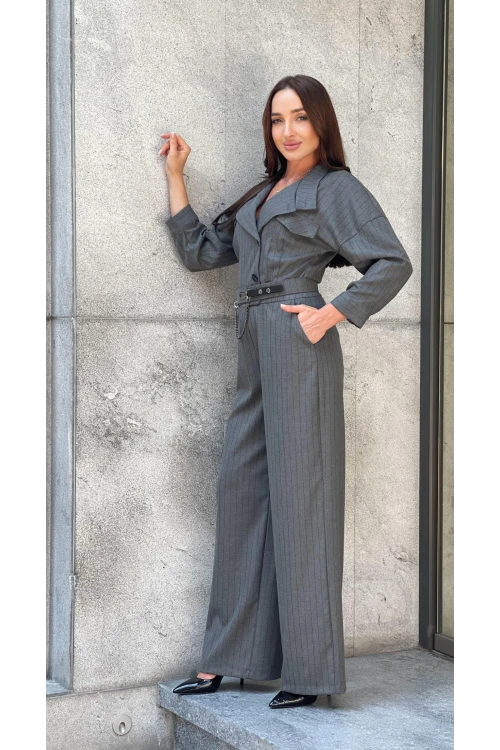 Trend Kadın Simli çizgiler ve asimetrik yaka bir arada! Truvakar kollu, kemerli tulumla fark yarat.