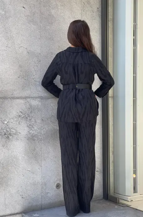 Trend Kadın Siyah Kendinden Desenli Kemerli ve Altın Düğmeli Pantolonlu İkili Takım