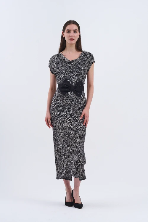 Uzun Elbisemizle Şıklığı Hisset! Bel Kısmındaki Büyük Siyah Fiyonk Detayıyla