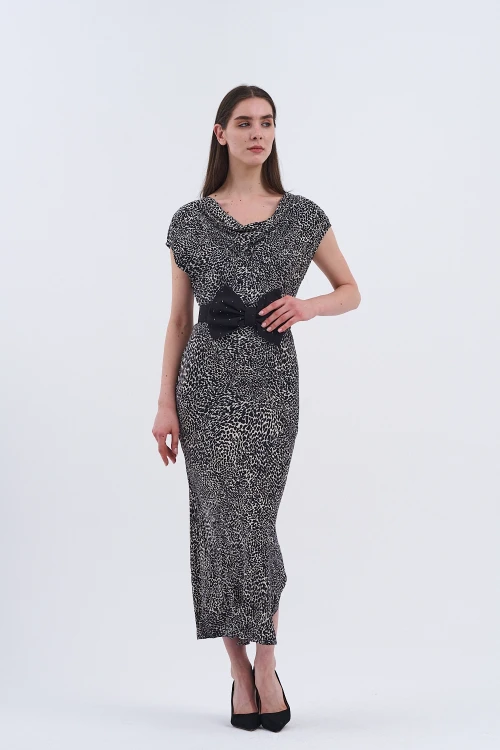 Uzun Elbisemizle Şıklığı Hisset! Bel Kısmındaki Büyük Siyah Fiyonk Detayıyla