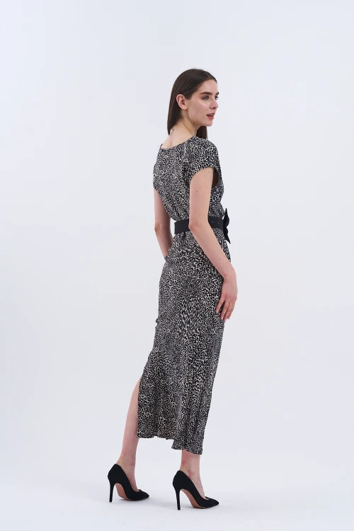 Uzun Elbisemizle Şıklığı Hisset! Bel Kısmındaki Büyük Siyah Fiyonk Detayıyla