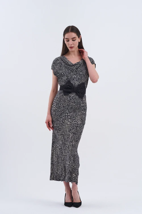 Uzun Elbisemizle Şıklığı Hisset! Bel Kısmındaki Büyük Siyah Fiyonk Detayıyla