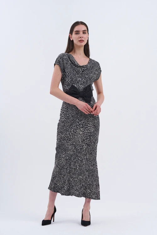 Uzun Elbisemizle Şıklığı Hisset! Bel Kısmındaki Büyük Siyah Fiyonk Detayıyla