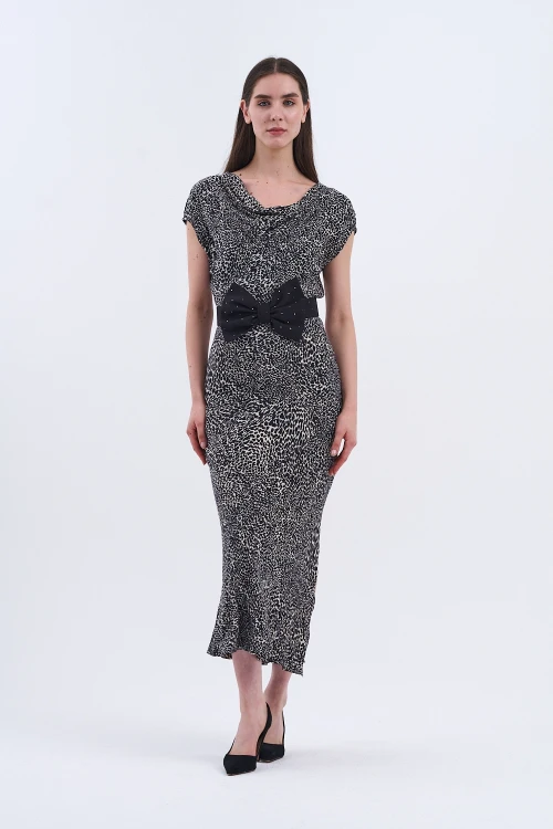 Uzun Elbisemizle Şıklığı Hisset! Bel Kısmındaki Büyük Siyah Fiyonk Detayıyla