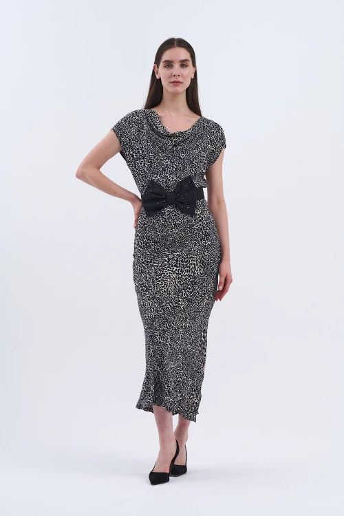 Uzun Elbisemizle Şıklığı Hisset! Bel Kısmındaki Büyük Siyah Fiyonk Detayıyla