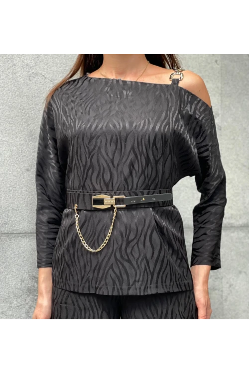 Trend Kadın Yeni Sezon: Jakarlı Omuz Dekolteli, Aksesuarlı İkili Takım