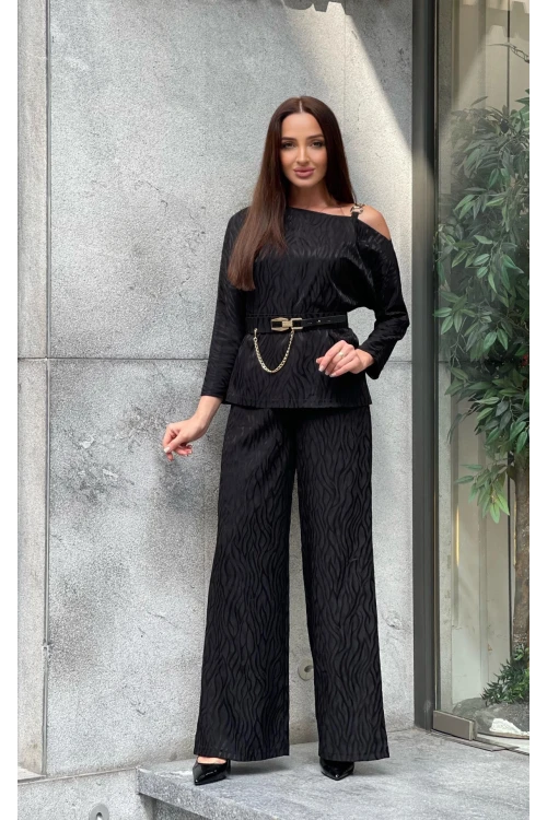 Trend Kadın Yeni Sezon: Jakarlı Omuz Dekolteli, Aksesuarlı İkili Takım