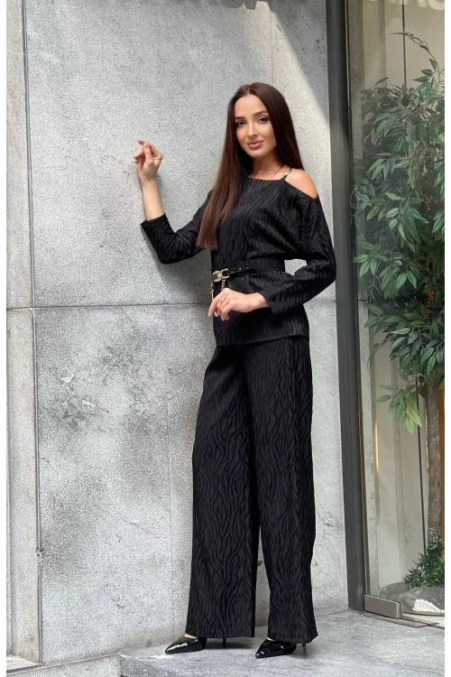 Trend Kadın Yeni Sezon: Jakarlı Omuz Dekolteli, Aksesuarlı İkili Takım