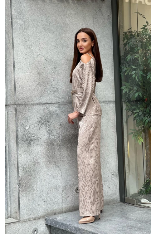 Trend Kadın Yeni Sezon: Jakarlı Omuz Dekolteli, Aksesuarlı İkili Takım