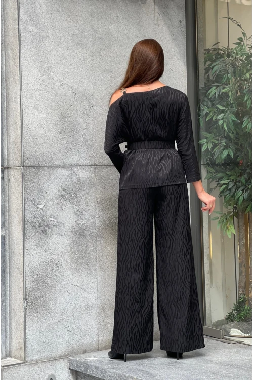 Trend Kadın Yeni Sezon: Jakarlı Omuz Dekolteli, Aksesuarlı İkili Takım