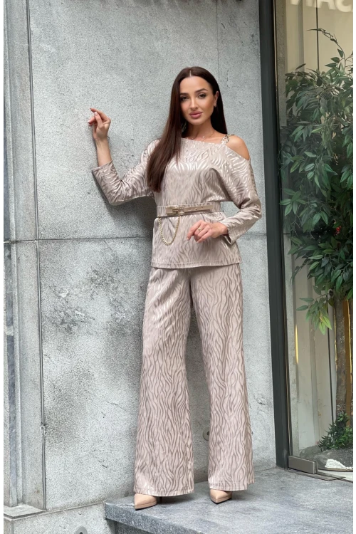 Trend Kadın Yeni Sezon: Jakarlı Omuz Dekolteli, Aksesuarlı İkili Takım