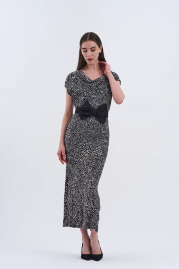 Uzun Elbisemizle Şıklığı Hisset! Bel Kısmındaki Büyük Siyah Fiyonk Detayıyla